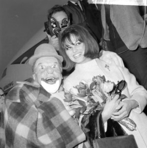 Claudia Cardinale op Schiphol met clown Fantasio, Bestanddeelnr 917-2472