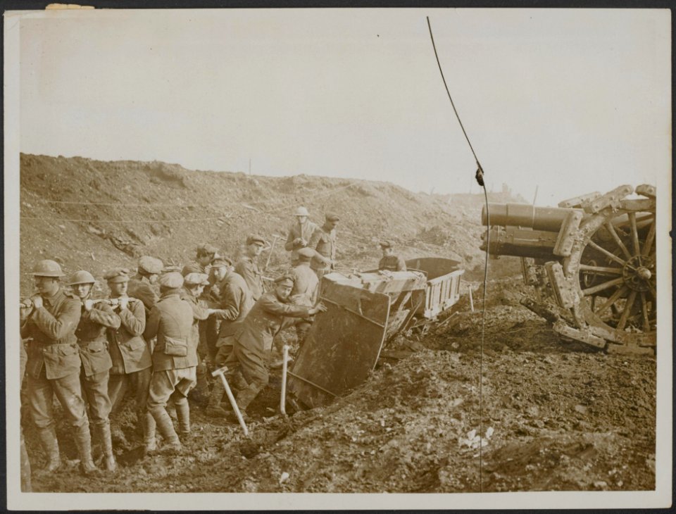 Cleaning the ground for a Howitzer position, Bestanddeelnr 158-2421