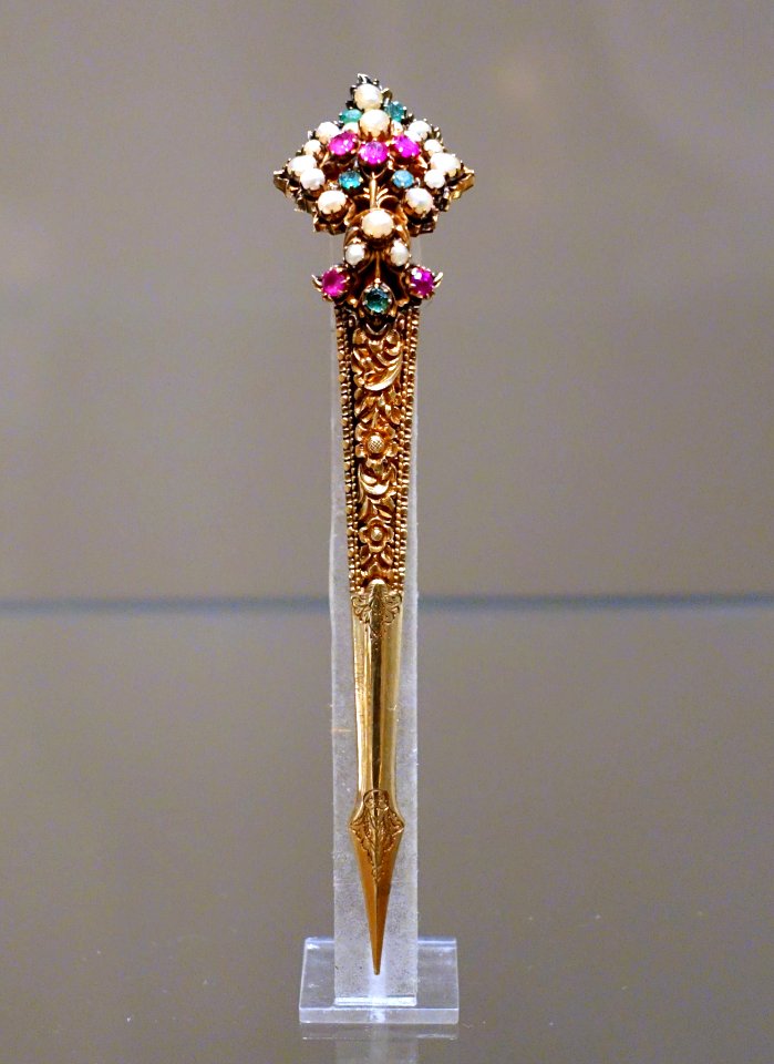 Clasp with pin, Sri Lanka, south coast, 19th century, silver, copper, gold, rubies, emeralds, pearls - Ethnological Museum, Berlin - DSC01526