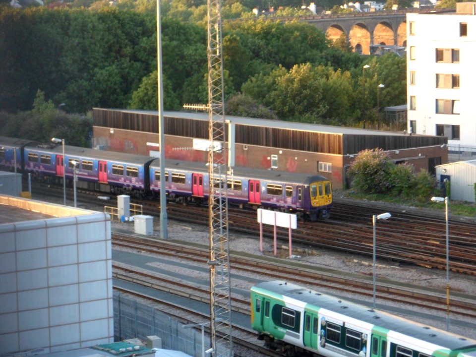 Class 319 Thameslink train leaving Brighton (August 2013)
