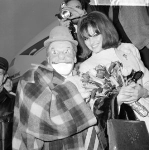 Claudia Cardinale op Schiphol met de clown Fantasio, Bestanddeelnr 917-2476