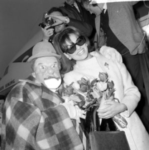 Claudia Cardinale op Schiphol met de clown Fantasio, Bestanddeelnr 917-2478