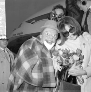 Claudia Cardinale op Schiphol met de clown Fantasio, Bestanddeelnr 917-2479