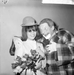 Claudia Cardinale op Schiphol met de clown Fantasio, Bestanddeelnr 917-2471