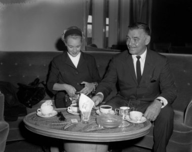 Clark Gable in Nederland, met echtgenote Kay Williams Gable, Bestanddeelnr 910-4932