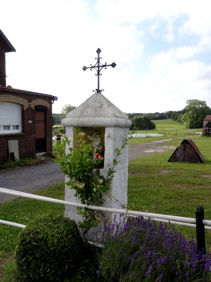 Clairfontaine (Aisne) oratoire blanc