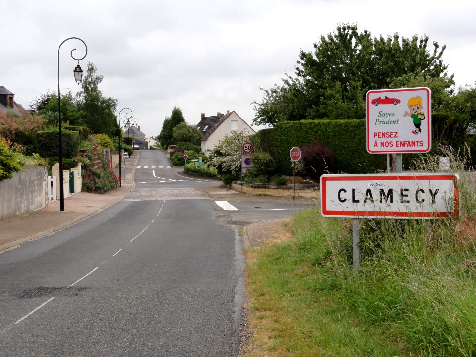 Clamecy (Aisne) city limit sign