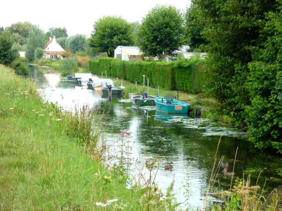 Clairmarais (Pas-de-Calais, Fr) Canal longeant le Chemin du Grand Saint-Bernard