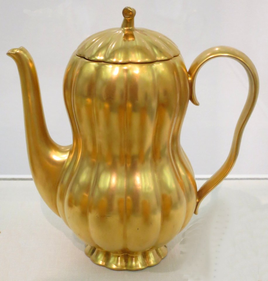 Coffee pot, c. 1930, Viennese Porcelain Manufactury, gilded porcelain