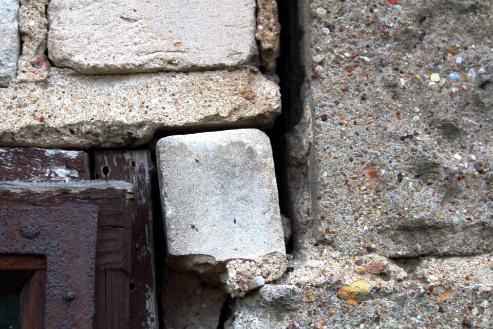 Crack wall of the house window