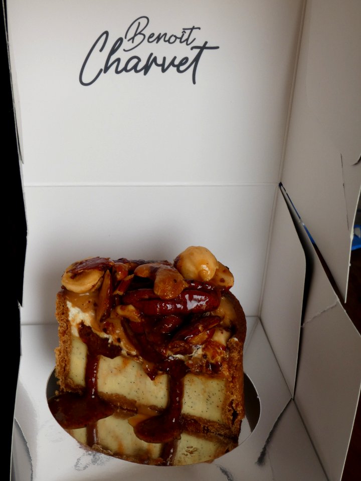 Collonges-au-Mont-d'Or - Rue de la Plage - L'Auberge du Pont de Collonges - Opération Les Éphémères - Tarte au flan de Benoît Charvet, coupée en deux