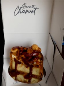 Collonges-au-Mont-d'Or - Rue de la Plage - L'Auberge du Pont de Collonges - Opération Les Éphémères - Tarte au flan de Benoît Charvet, coupée en deux