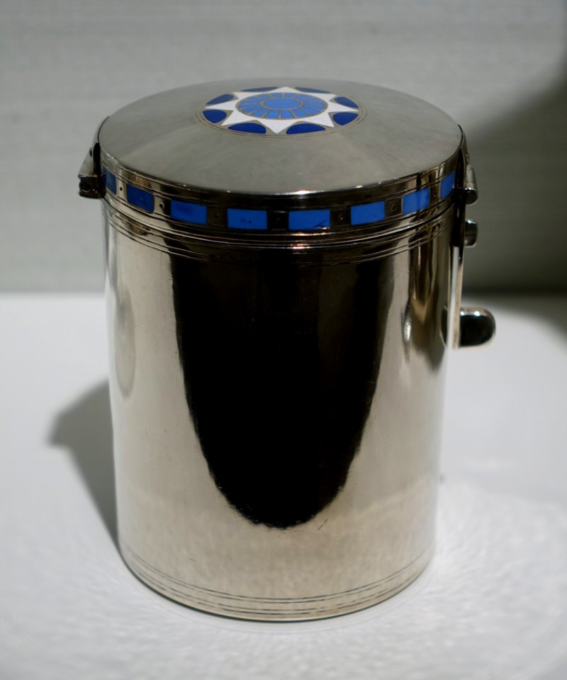 Coffee canister by Jan Eisenloeffel, Firma C. J. Begeer, Utrecht, c. 1906, silver, enamel - Hessisches Landesmuseum Darmstadt - Darmstadt, Germany - DSC00783