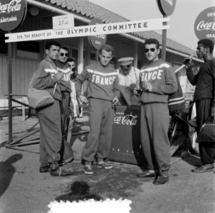 Coca Cola drinkende deelnemers Olympische Spelen, Bestanddeelnr 905-2179