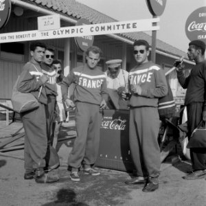 Coca Cola drinkende deelnemers Olympische Spelen (1952) photo