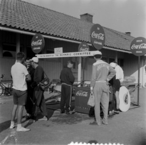 Coca Cola drinkende deelnemers Olympische Spelen, Bestanddeelnr 905-2182