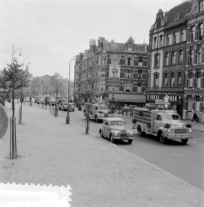Coca cola 25 jaar in Nederland wagens over Nassaukade, Bestanddeelnr 907-1311