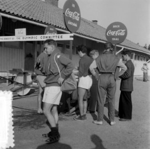 Coca Cola drinkende deelnemers Olympische Spelen, Bestanddeelnr 905-2180