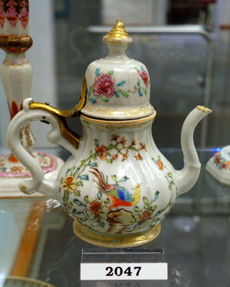 Coffee pot, China, c. 1735, hard paste porcelain, overglaze enamels, gilt, brass, HD 2047 - Flynt Center of Early New England Life - Deerfield, Massachusetts - DSC04793