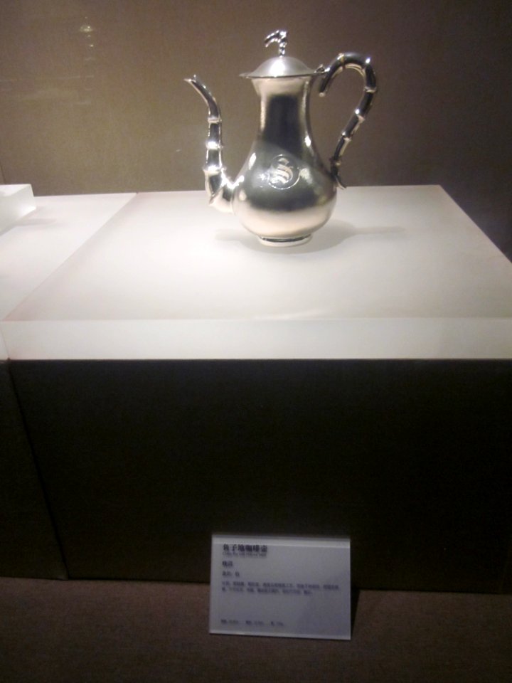 Coffee Pot with Fish-roe Mark, the late Qing Dynasty, Changsha Museum