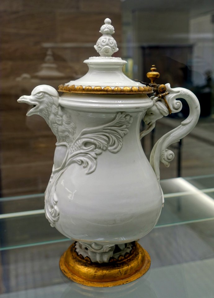 Coffee pot, Venice, c. 1720, porcelain, gilt bronze - Germanisches Nationalmuseum - Nuremberg, Germany - DSC02751