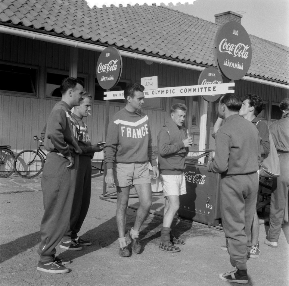 Coca Cola drinkende deelnemers Olympische Spelen, Bestanddeelnr 905-2181
