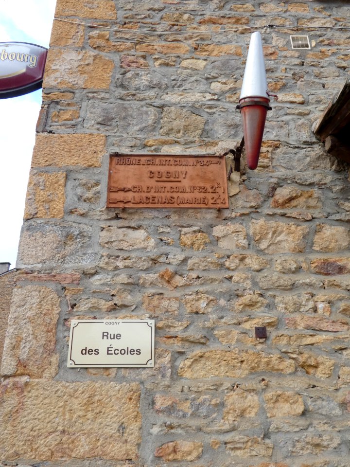 Cogny - Rue des Écoles - Plaque, plaque de cocher et carotte