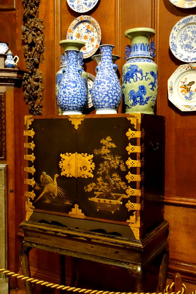 Coffer of Chinese Coromandel lacquer, with ceramics - State Closet, Chatsworth House - Derbyshire, England - DSC03241