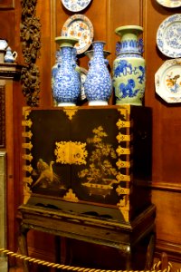 Coffer of Chinese Coromandel lacquer, with ceramics - State Closet, Chatsworth House - Derbyshire, England - DSC03241