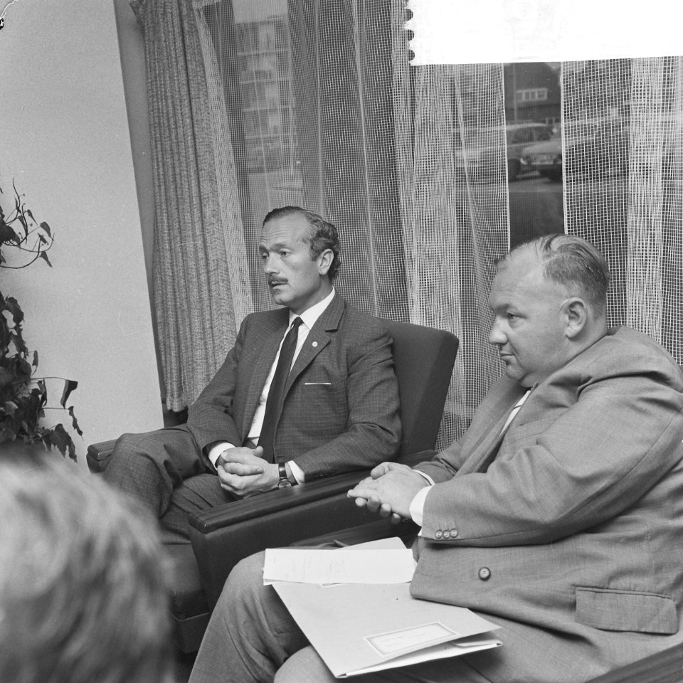 Colin Chapman, de manager van autocoureur Jim Clark, die door de Zandvoortse p, Bestanddeelnr 917-9797