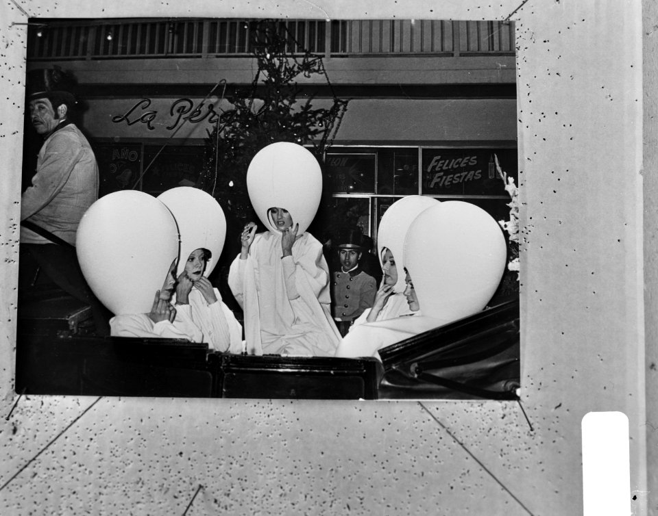 Coiffeur Llongueras toont ontwerpen in Barcelona, Spanje mannequins met kapsels, Bestanddeelnr 924-1867