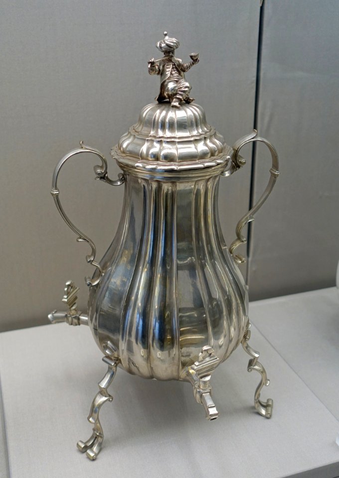 Coffee urn, Johann Gemeinhart, Nuremberg, 1727-1734, silver - Germanisches Nationalmuseum - Nuremberg, Germany - DSC02747