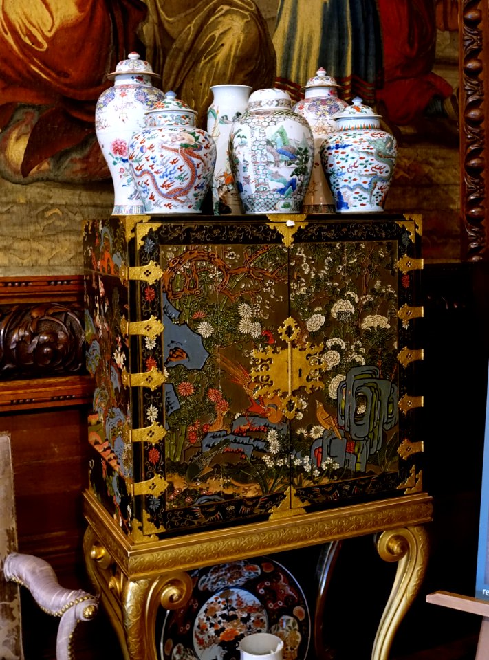 Coffer of Chinese Coromandel lacquer, with ceramics - State Drawing Room, Chatsworth House - Derbyshire, England - DSC03187