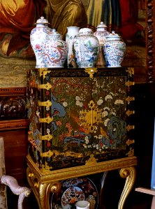 Coffer of Chinese Coromandel lacquer, with ceramics - State Drawing Room, Chatsworth House - Derbyshire, England - DSC03187
