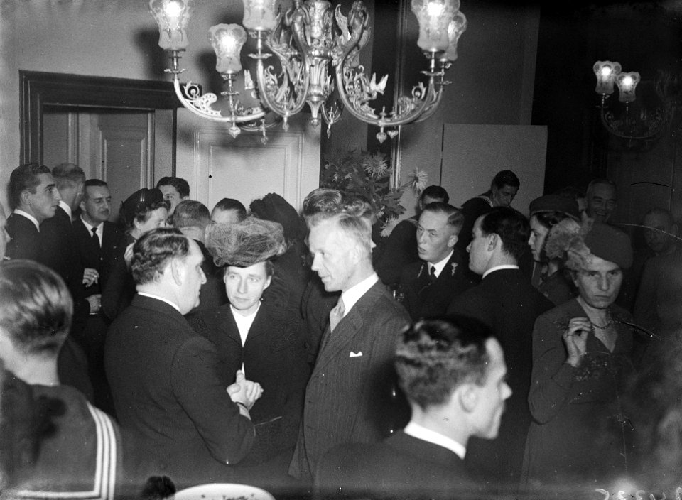 Cocktailparty ten huize oudst aanwezige zee-officier, Bestanddeelnr 902-4335