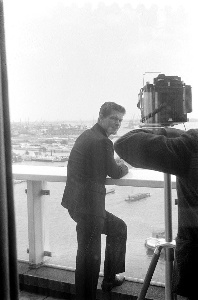 Cocktailparty Stephen Boyd en Dolores Hart . Op het terras, Bestanddeelnr 912-6272