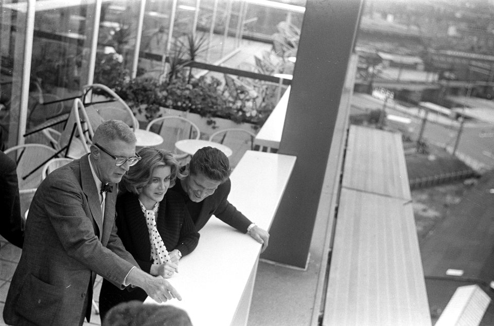 Cocktailparty Stephen Boyd en Dolores Hart . Tijdens persconferentie op het terr, Bestanddeelnr 912-6276