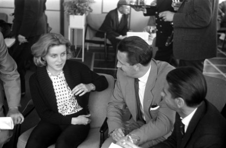 Cocktailparty Stephen Boyd en Dolores Hart . Philip Dun , Dolores Hart en Stephe, Bestanddeelnr 912-6275