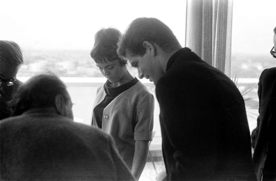 Cocktailparty Stephen Boyd en Dolores Hart . Mevrouw Wijsmuller en Stephen Boyd , Bestanddeelnr 912-6279