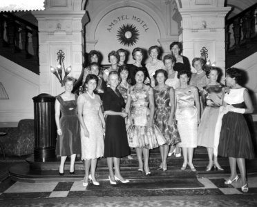 Coctailparty tgv 40-jarig bestaan van de KLM in het Amstelhotel te Amsterdam,, Bestanddeelnr 910-7105