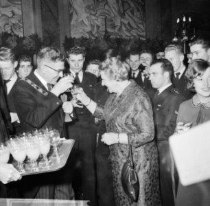 Cocktailparty voor bemanning van de Van Gentkazerne , Generaal Majoor Nass opent, Bestanddeelnr 918-5852