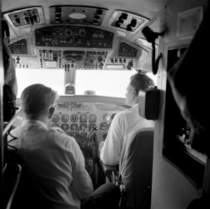 Cockpit van de Dakota van de KLM, vliegend vanuit Trinidad, Bestanddeelnr 252-2693