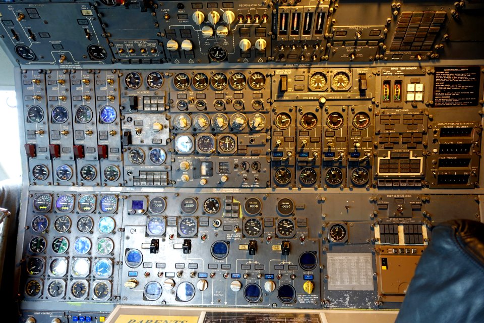 Cockpit of Boeing 747-136, serial 20269, registration number G-AWNG, first flight in March 1971, last flight December 1998 - Hiller Aviation Museum - San Carlos, California - DSC03318