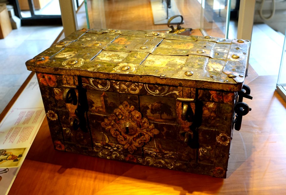 Coffer (coffre dit d'armada), Nuremberg, 17th century, polychrome iron - Cinquantenaire Museum - Brussels, Belgium - DSC08676
