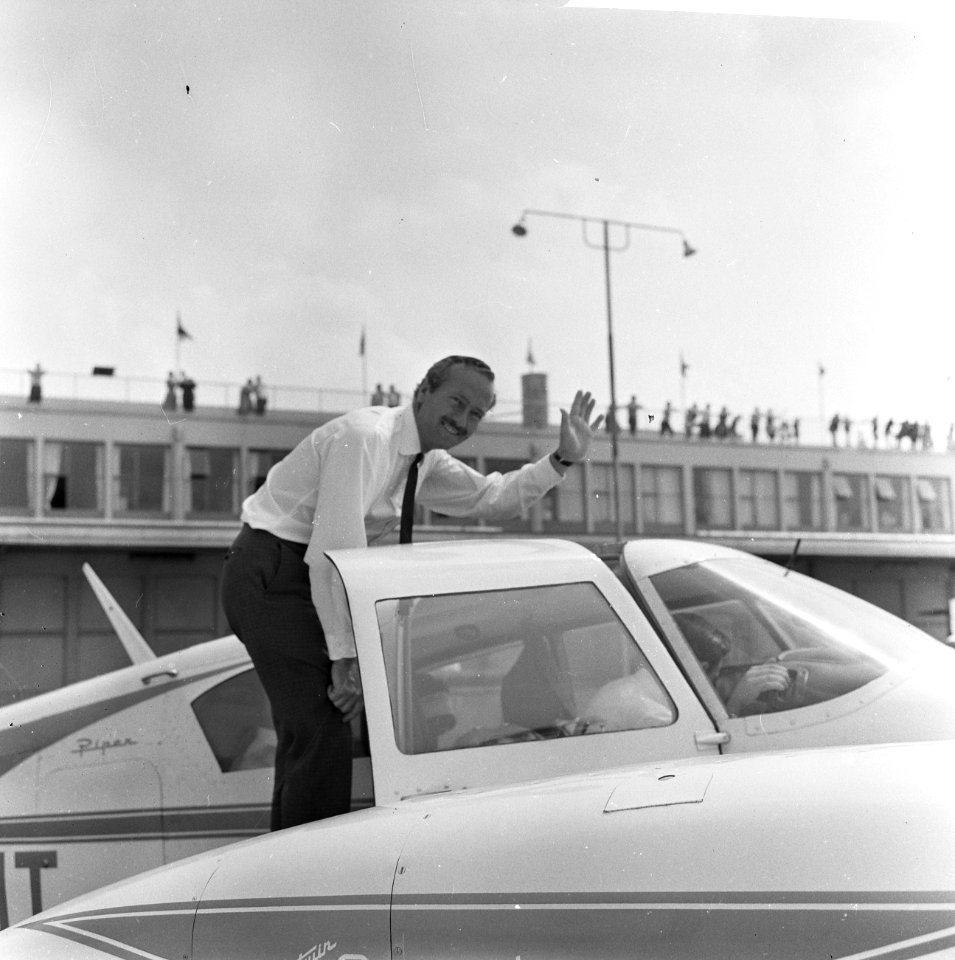 Colin Chapman vertrokken van Schiphol, hier bij zijn vliegtuig, Bestanddeelnr 917-9826