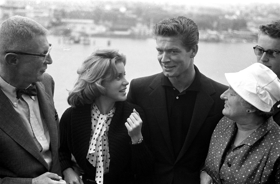 Cocktailparty Stephen Boyd en Dolores Hart . Philip Dun , Dolores Hart en Stephe, Bestanddeelnr 912-6274
