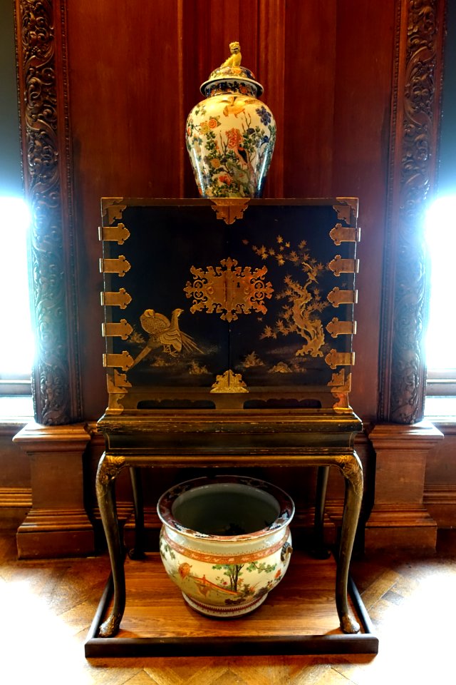Coffer of Chinese Coromandel lacquer, with ceramics - State Drawing Room, Chatsworth House - Derbyshire, England - DSC03190