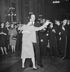 Cocktailparty voor bemanning van de Van Gentkazerne , Generaal Majoor Nass opent, Bestanddeelnr 918-5851