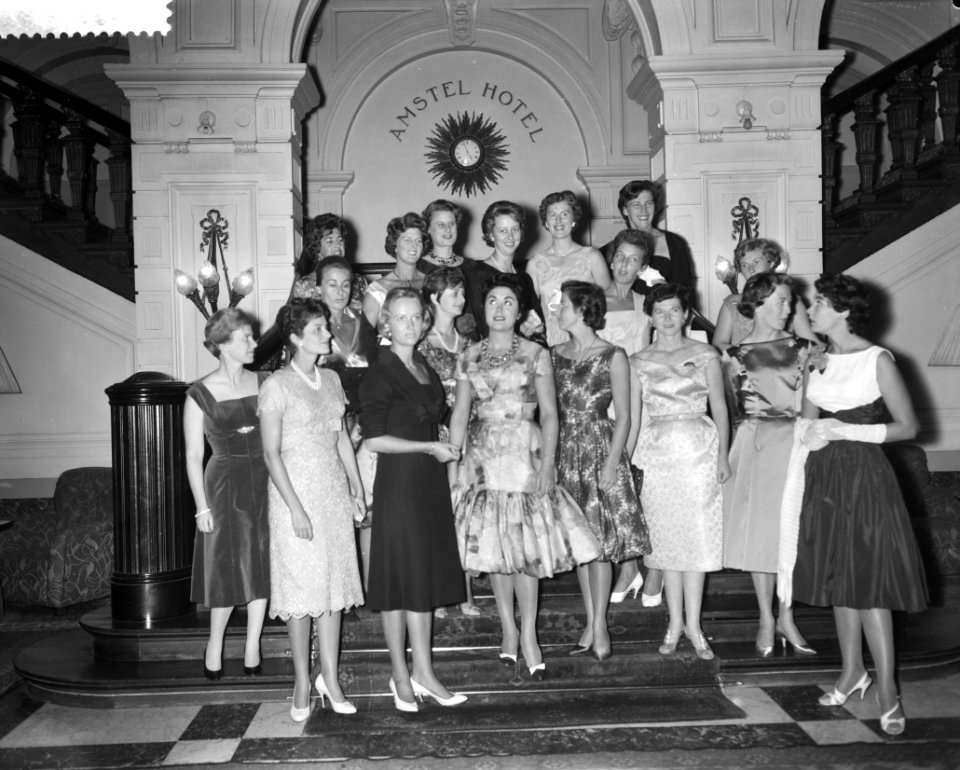 Coctailparty tgv 40-jarig bestaan van de KLM in het Amstelhotel te Amsterdam, Bestanddeelnr 910-7102