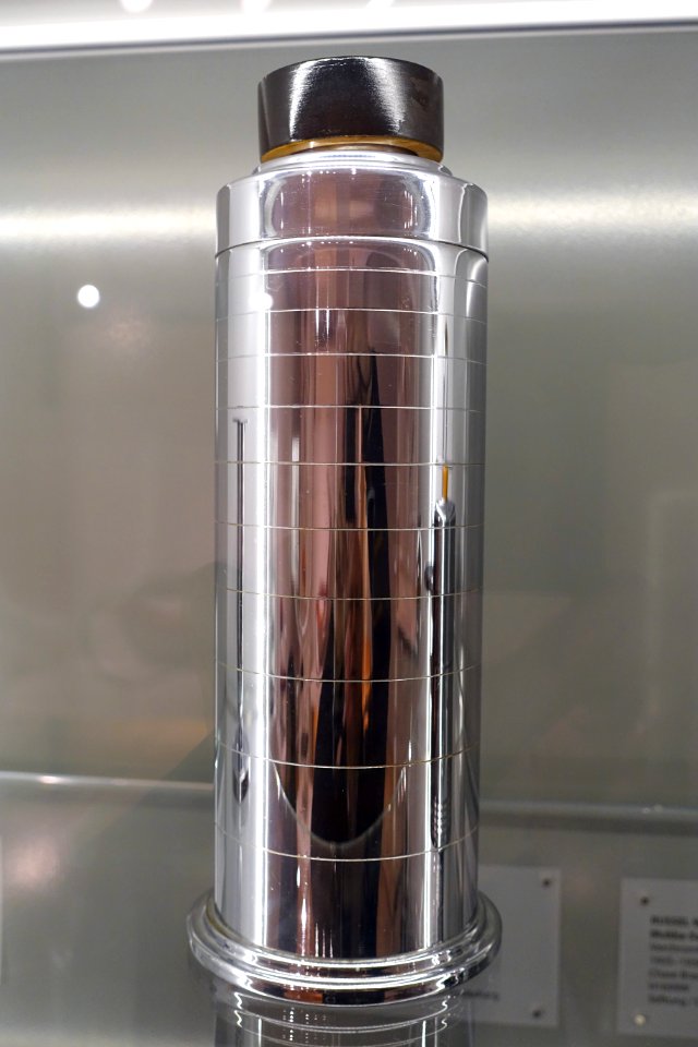 Cocktail shaker, Model 324, Grenadier, designed by Jay Ackerman, Manning Bowman & Company, Meriden CT, 1941, chrome-plated brass, wood - Museum für Angewandte Kunst Köln - Cologne, Germany - DSC09552